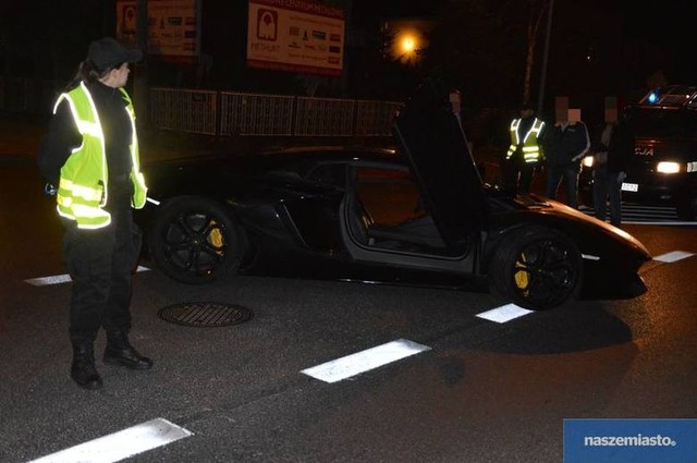 
Cảnh sát tại Ba Lan khá bất ngờ khi nhận được cuộc gọi của một người dân thông báo đã nhìn thấy một chiếc Lamborghini Aventador LP700-4 nằm giữa một con đường gần thành phố Włocławku.
