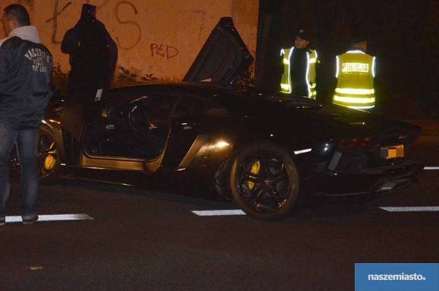 
Sau đó, Małgorzata Marczak, cảnh sát trưởng thành phố Włocławku, cho biết chiếc Lamborghini Aventador LP700-4 này từng bị đánh cắp tại Đức và chưa rõ lý do vì sao siêu bò lại xuất hiện tại đây.
