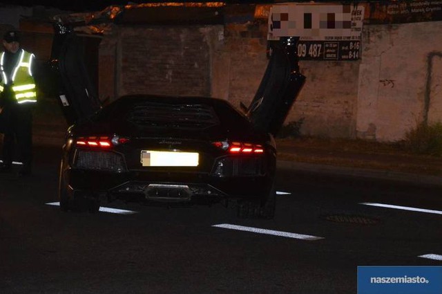 
Cảnh sát tại Ba Lan nhanh chóng phong tỏa chiếc Lamborghini này và đã báo cho người chủ bị đánh cắp xe tại Đức.
