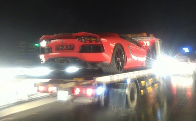 
Lamborghini Aventador LP700-4 mui trần vừa tái xuất trên phố Sài thành vào tối qua. Ảnh: Sỹ Quỳnh.
