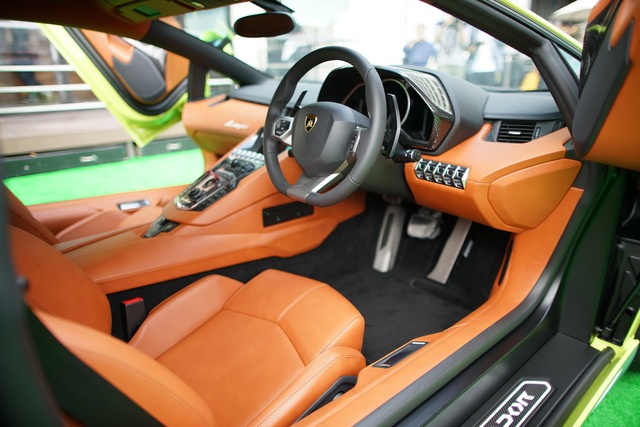 
Bên trong khoang lái của chiếc Lamborghini Aventador Miura Hommage độc tôn tại Hồng Kông là màu nâu.
