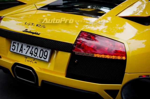 
Trong đó chiếc siêu xe mang câu chuyện ly kỳ của tay chơi này là Lamborghini Murcielago LP640, siêu bò sau hành trình Car & Passion 2011 đã được doanh nhân Quốc Cường hay còn gọi là Cường Đô-la sang tay cho đại gia Trung Cao.
