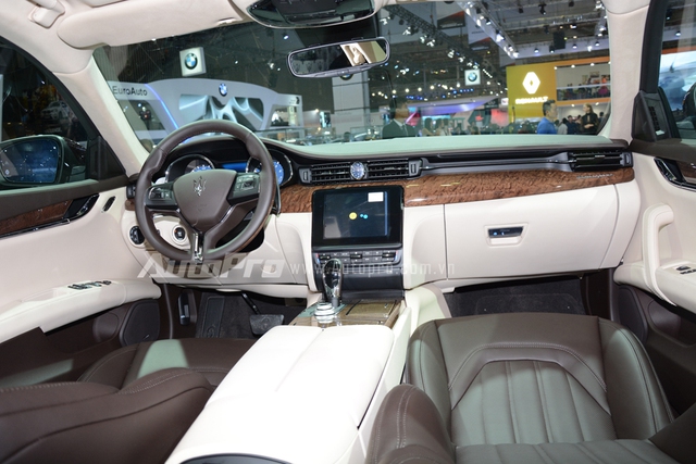 
Bước vào bên trong khoang lái, thiết kế trên Maserati Quattroporte 2017 quen thuộc với chất liệu da cao cấp kết hợp cùng các vân gỗ được sơn bóng.
