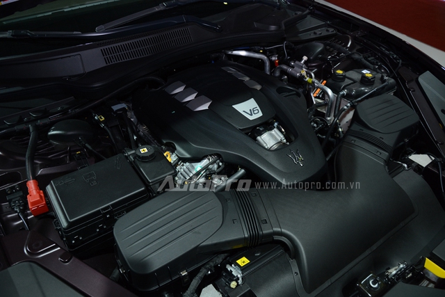 
Maserati Quattroporte 2017 bản tiêu chuẩn sử dụng động cơ V6, dung tích 3.0 lít, góc ngiêng 60 độ, tăng áp kép, sản sinh công suất tối đa 404 mã lực tại vòng tua máy 5.500 vòng/phút và mô-men xoắn cực đại 550 Nm.
