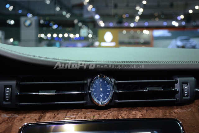 
Tương tự như những chiếc Maserati khác, Quattroporte 2017 cũng có một đồng hồ xem giờ đặt trên bảng táp lô.
