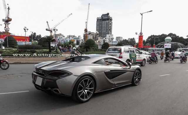 
McLaren 570S được trang bị 3 chế độ chạy bao gồm bình thường-normal, thể thao-sport và chế độ đua-track, lực hãm của siêu xe McLaren 570S bắt nguồn từ bộ phanh carbon-ceramic đi kèm là la-zăng hợp kim mới cùng lốp Pirelli P-Zero Corsa có kích thước 225/35 bánh trước và 285/35 dành cho bánh sau.
