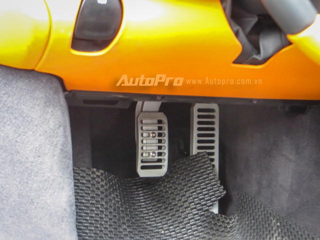 
Đàn em của 650S được trang bị 3 chế độ chạy bao gồm bình thường-normal, thể thao-sport và chế độ đua-track, lực hãm của siêu xe McLaren 570S bắt nguồn từ bộ phanh carbon-ceramic đi kèm là la-zăng hợp kim mới cùng lốp Pirelli P-Zero Corsa có kích thước 225/35 bánh trước và 285/35 dành cho bánh sau.

