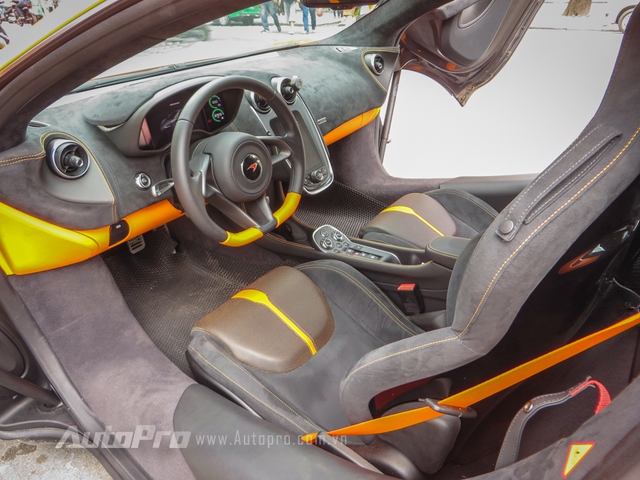 
Nội y của chiếc McLaren 570S thứ 2 tại Việt Nam gây ấn tượng với chất liệu da Alcantara cao cấp, đi kèm còn có nhiều chi tiết xuất hiện trong màu cam tông xuyệt tông với ngoại thất.

