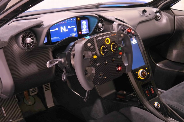 Nội thất của McLaren P1 GTR có thiết kế khá tối giản với điểm nhấn nằm ở vô-lăng mới, lấy cảm hứng từ dòng xe đua McLaren MP4-23 2008 từng chiến thắng tại giải đua Công thức 1.