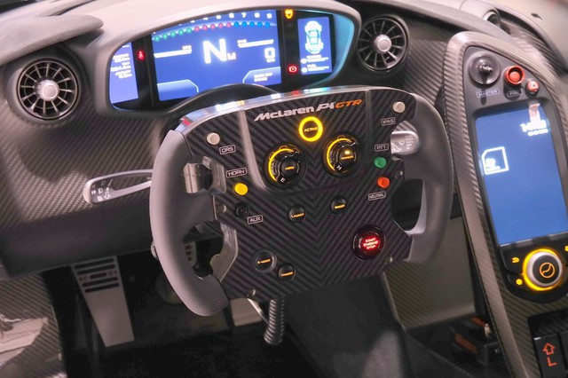 Trên vô-lăng của McLaren P1 GTR xuất hiện khá nhiều nút bấm và công tắc với màu sắc nổi bật. Nhờ đó, người lái có thể điều khiển các hệ thống điện tử quan trọng của xe mà không phải rời tay khỏi vô-lăng. Các nút bấm của hệ thống giảm lực cản DRS và hỗ trợ tăng công suất lập tức IPAS cũng nằm trên vô-lăng