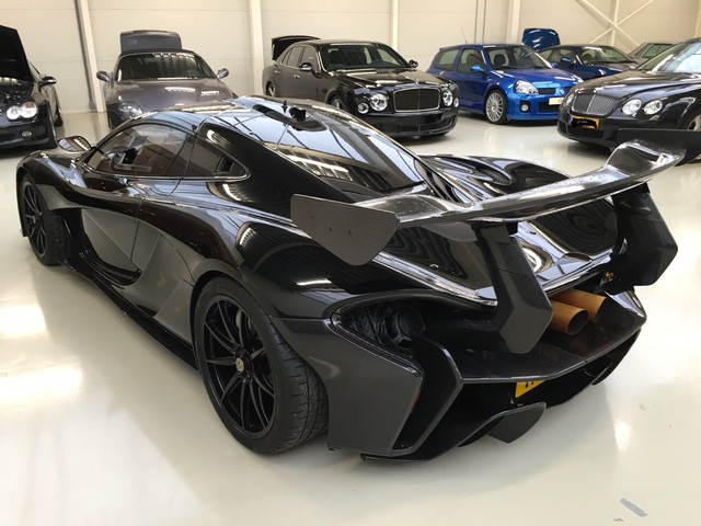 
Ngoài bộ cánh đen bóng toàn thân, chiếc P1 GTR còn có những điểm nhấn của nhiều chi tiết bằng chất liệu sợi carbon ở ngoại thất.
