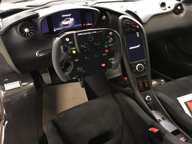 
Trên vô-lăng của McLaren P1 GTR xuất hiện khá nhiều nút bấm và công tắc với màu sắc nổi bật. Nhờ đó, người lái có thể điều khiển các hệ thống điện tử quan trọng của xe mà không phải rời tay khỏi vô-lăng. Các nút bấm của hệ thống giảm lực cản DRS và hỗ trợ tăng công suất lập tức IPAS cũng nằm trên vô-lăng.

