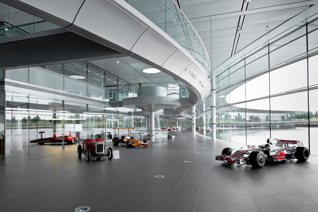 
Ngoài ra, sảnh chính của trung tâm công nghệ McLaren còn là nơi trưng bày các mẫu xe từ cổ chí kim của hãng.
