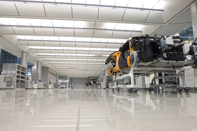 
Khu vực lắp ráp xe McLaren được thiết kế gọn gàng và đơn giản.
