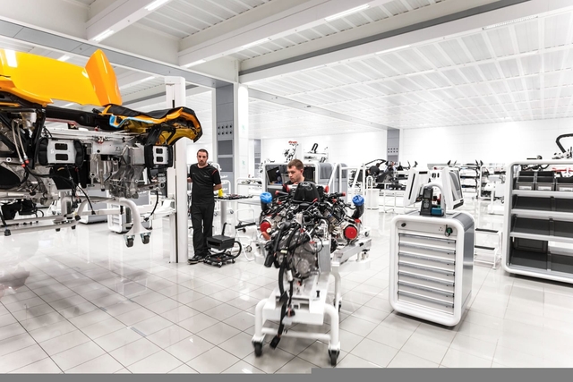 
Đây là cảnh kỹ thuật viên đang chuẩn bị lắp khối động cơ V8 dung tích 3.8L vào chiếc xe McLaren.
