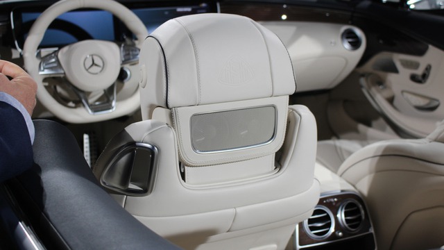 
Đó là còn chưa kể đến thảm sàn tạo cảm giác mịn màng và sang trọng của Mercedes-Maybach S650 Cabriolet. Logo Maybach được in khắp nơi, từ ghế, sau tựa đầu, vô lăng đến bệ tì tay trung tâm.
