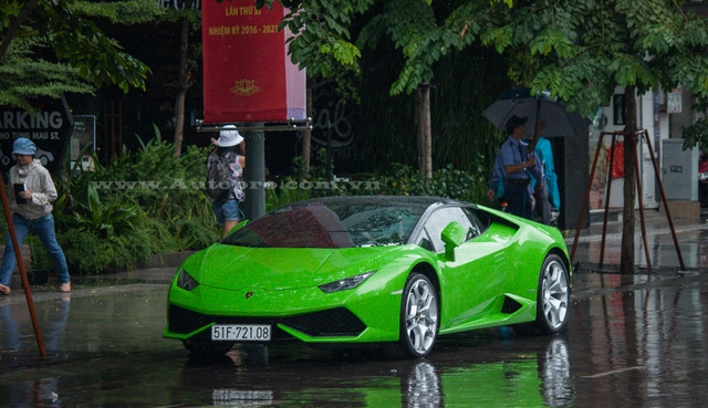 
Một chiếc Lamborghini Huracan xuất hiện tại phố đi bộ Nguyễn Huệ dưới cơn mưa, bộ áo xanh cốm nổi bật cùng điểm nhấn là nóc xe được dán đề-can màu đen tạo nên cá tính riêng cho siêu bò.
