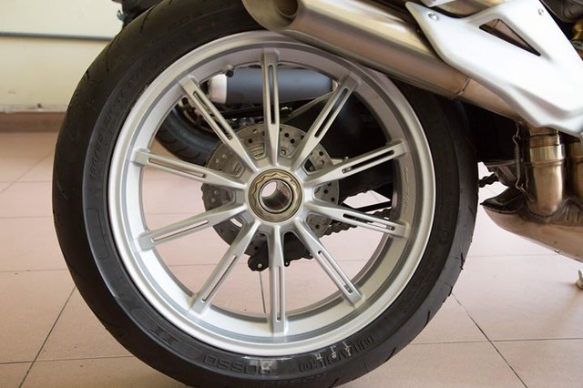 
Mâm xe thiết kế 10 chấu đơn thể thao sơn trong màu bạc tông xuyệt tông với ngoại hình của xe, đi kèm là lốp của Pirelli Diablo Rosso II với kích thước 120/70 cho bánh trước và 190/55 dành cho bánh sau.
