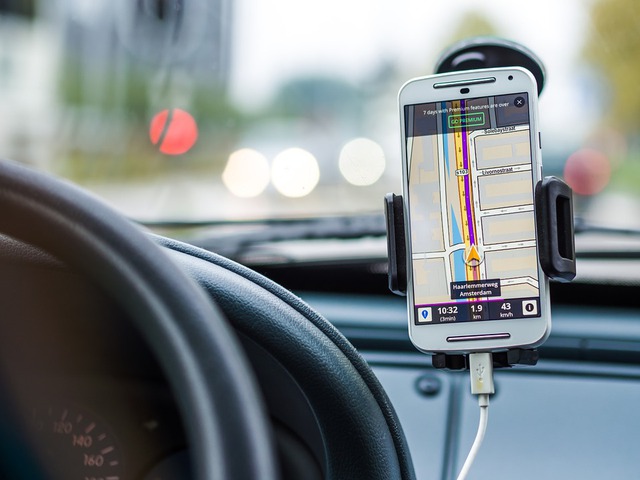 
Người lái ô tô thường dùng điện thoại để định vị hơn là hệ thống GPS có sẵn trên xe. Ảnh minh họa
