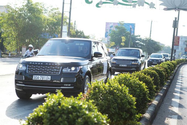 
Hai chiếc Range Rover màu đen bóng trên đường tới khách sạn Mường Thanh để dự đại hội. Ảnh: Facebook.
