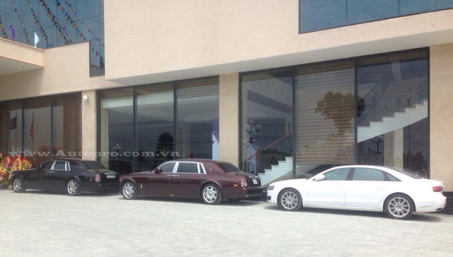 
Ngoài ra, còn có hàng chục chiếc xe sang đủ chủng loại xuất hiện trước khách sạn Mường Thanh ở Nghệ An. Trong ảnh là chiếc Audi A8L 2016 màu trắng muốt nối gót sau hai chiếc Rolls-Royce Phantom.
