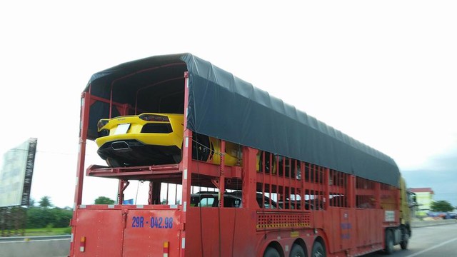 
Lamborghini Aventador LP700-4 màu vàng trên đường ra Hà Nội khám bệnh.
