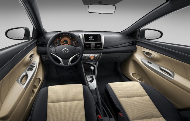 
Nội thất Toyota Yaris 2016, phiên bản E với ghế kết hợp da/nỉ 2 tông màu.
