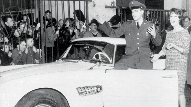 
Hình ảnh ngôi sao quá cố Elvis Presley bên chiếc BMW 507 của ông.
