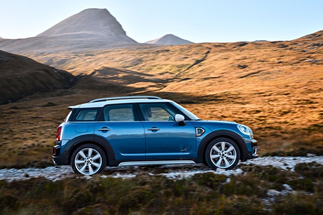 So với phiên bản cũ, Mini Countryman 2017 sở hữu chiều dài tổng thể tăng gần 203 mm và rộng hơn 30 mm. Điều này khiến phiên bản nâng cấp trở thành Mini Countryman lớn nhất từ trước đến này. Trong khi đó, chiều dài cơ sở của Mini Countryman 2017 được nới thêm 73,6 mm, mang đến không gian nội thất rộng rãi hơn với đủ chỗ cho 5 người ngồi và khoang hành lý 450 lít, tăng 220 lít.