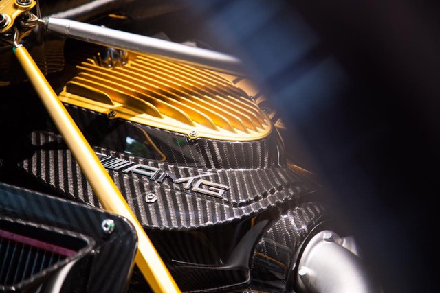 
Ba màu xanh ngọc, đen carbon, và vàng được sắp xếp hài hòa mang đến vẻ ấn tượng cho khối động cơ V12 AMG, dung tích 6.0 lít, tăng áp kép, sản sinh công suất cực đại 700 mã lực. Thần gió phiên bản rồng mất 3,3 giây để tăng tốc lên 100 km/h từ vị trí xuất phát, trước khi đạt tốc độ tối đa 370 km/h.
