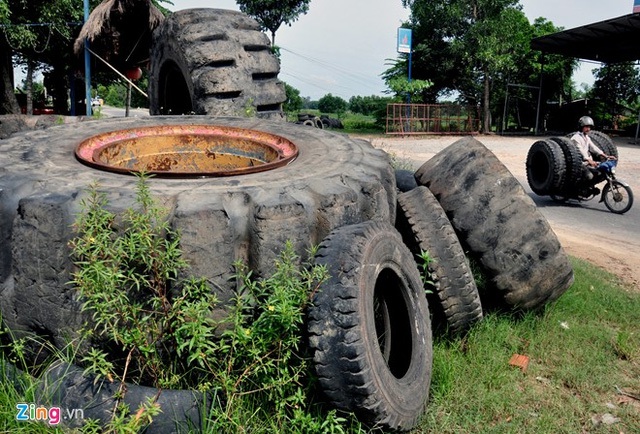 
Hàng loạt lốp ôtô cũ các kích cỡ để ngổn ngang dọc hai bên tuyến đường về trung tâm xã Nghĩa Hòa.
