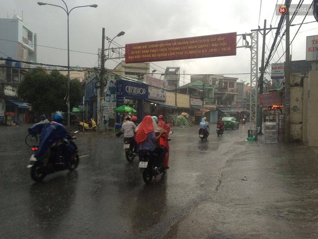 
Cơn mưa lớn lại đổ xuống Sài Gòn ngày thứ 3 liên tiếp. Ảnh: Lê Giang
