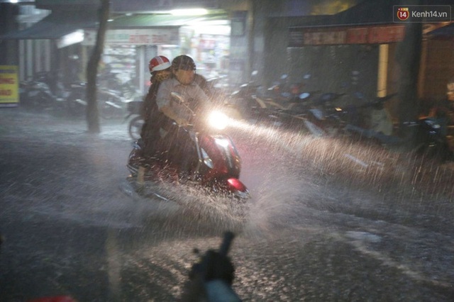 
Tại đường Trần Nhân Tôn, quận 10 hiện đang mưa rất to gây ngập nặng khiến giao thông qua lại khó khăn. Ảnh: Tứ Quý
