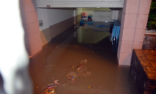 
Tầng hầm của bãi xe có thời điểm ngập hơn 1,5 m khiến hàng trăm xe chìm trong nước bẩn.
