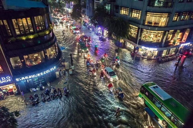 
Chiều tối ngày 26/9 tại TP.HCM, cơn mưa lớn kéo dài khiến cho hàng loạt tuyến đường bị chìm trong biển nước. Hình ảnh được chụp từ trên cao tại đường Đông Du, Quận 1. Ảnh: Facebook Ngô Nhật Hoàng
