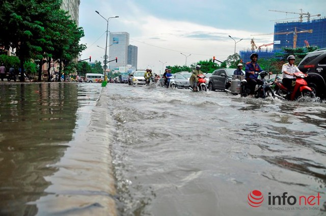 
Trong trận mưa lịch sử ngày 26/9, đường Nguyễn Hữu Cảnh là nơi ngập sâu nhất trong 59 điểm ngập là 0,5m.
