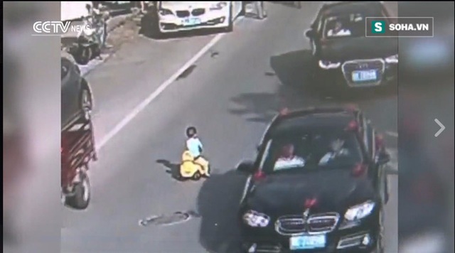 
Em bé hồn nhiên lái chiếc xe màu vàng đi ngược chiều giao thông một lúc lâu mà người đi đường cũng không hề có phản ứng gì.
