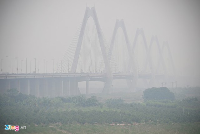 
Từ sáng đến trưa 7/11, sương mù bao phủ nhiều nơi ở Hà Nội. Riêng khu vực cầu Nhật Tân - được mệnh danh là cây cầu đẹp nhất Việt Nam nối quận Tây Hồ và huyện Đông Anh mịt mù trong nhiều giờ.
