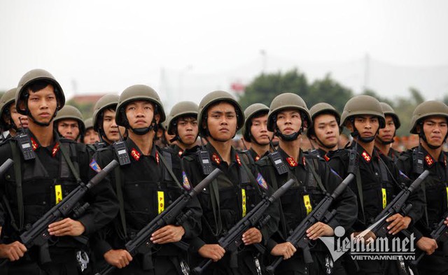 Tiểu đo&agrave;n Cảnh s&aacute;t đặc nhiệm được trang bị s&uacute;ng MP5