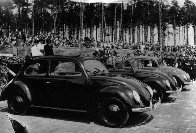 
Những chiếc xe Volkswagen Bettle đầu tiên được sản xuất.
