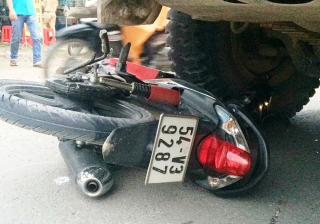 Khiến xe gắn máy và anh N rơi vào bánh xe ben