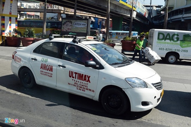
Cước phí taxi ở Thủ đô Manila khá rẻ so với các nước khác trong khu vực Đông Nam Á như Singapore, Malaysia, thậm chí là Việt Nam. Tuy nhiên, giá taxi từ sân bay về thành phố lại đắt hơn nhiều. Bình thường, nếu bắt taxi từ thành phố đi sân bay, hành khách sẽ phải trả khoảng 150-200 peso (70.000-90.000 đồng), nhưng ở chiều ngược lại là khoảng 500-600 peso (230.000-280.000 đồng), và được mặc cả.
