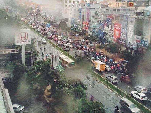 
Đường Cộng Hòa, quận Tân Bình, xe cộ qua lại đông đúc
