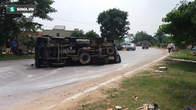 Nghệ An: Xe khách lao dốc đâm xe tải, 2 tài xế nhập viện cấp cứu - Ảnh 1.