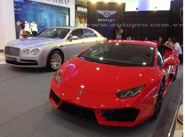 
Lamborghini Huracan LP580-2 đầu tiên.
