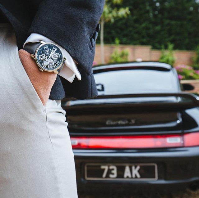 
Chiếc đồng hồ Arnold & Son Nebula đọ dáng bên chiếc xe thể thao Porsche 918 cổ điển. Chiếc đồng hồ được phát triển tập trung vào khả năng đo thời gian chuẩn xác cùng với một bộ máy tourbillon ổn định, một thiết bị có lực không đổi và khả năng trống cót kép bền bỉ. Ngoài ra, Nebula còn khoác lên mình một vẻ đẹp kiến trúc tuyệt vời của bộ chuyển động có tính đối xứng cao.
