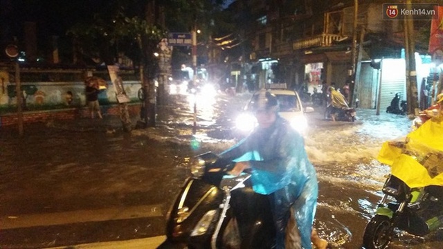 Nhiều người phải dắt xe máy vì không thể di chuyển được. Ảnh: Thế Long