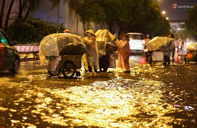 
Những xe chở ve chai được bọc ni lông để tránh mưa ướt. Ảnh: Khang Thái
