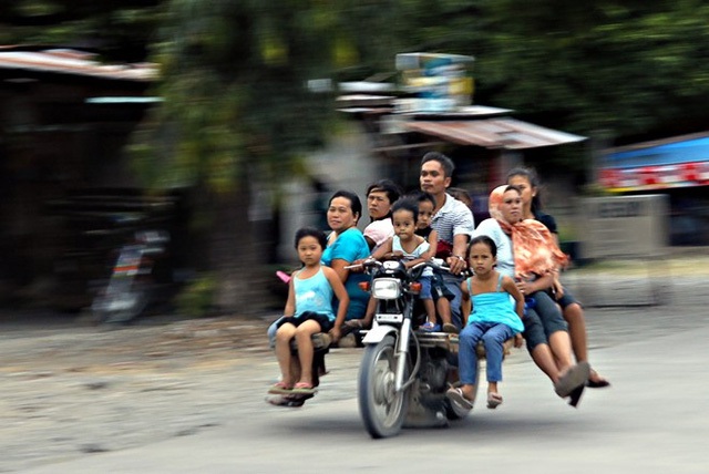 
Một trong những phương tiện vận chuyển công cộng khác là dòng xe Habal Habal độc đáo. Đây là một chiếc xe gắn máy tùy chỉnh, có thể chở được 12 hành khách. Tuy nhiên, Habal Habal chỉ được sử dụng phổ biến ở vùng Mindanao, dùng để vận chuyển người và những đồ vật cồng kềnh. Ảnh: Erwin Mascarinas.
