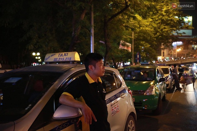 Anh Sơn, lái xe taxi hãng Thanh Nhàn cho biết anh đã đỗ ở đây gần 1 tiếng và nghe báo nhiều tuyến đường như Nguyễn Lương Bằng, Chùa Bộc, Thái Hà đều di chuyển khó khăn